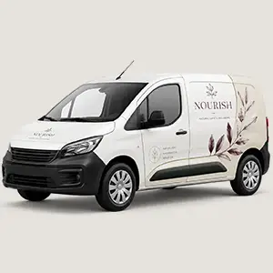Transporter mit Fahrzeugbeschriftung und Logo der Marke Nourish in Bordeaux und Creme