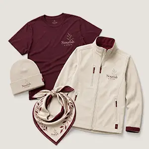 T-Shirt, Jacke, Mütze und Tuch mit gesticktem Nourish-Logo