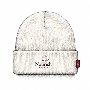 Cremefarbene Beanie mit gesticktem Nourish-Logo am Umschlag