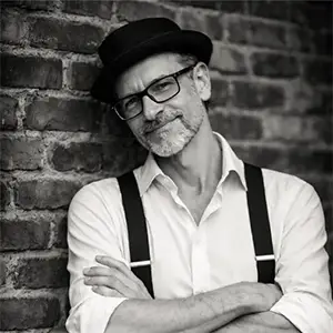 Schwarz-Weiß-Portrait von Markus Korth als Profilbild für die Team-Übersicht der Agentur Korth.