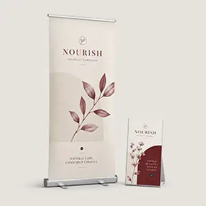 Roll-up-Display und gefalteter Flyer mit floralem Nourish-Branding