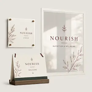 Wandschild, Tischaufsteller und Fensterbeschriftung mit Nourish-Logo und Blattmotiv