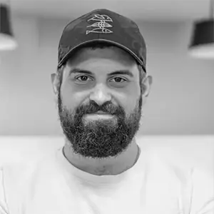 Schwarz-Weiß-Portrait von Philipp mit Cap als Profilbild für die Team-Übersicht der Agentur Korth.