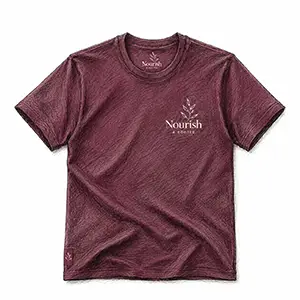 Bordeauxrotes T-Shirt mit gesticktem Nourish-Logo und Blattmotiv